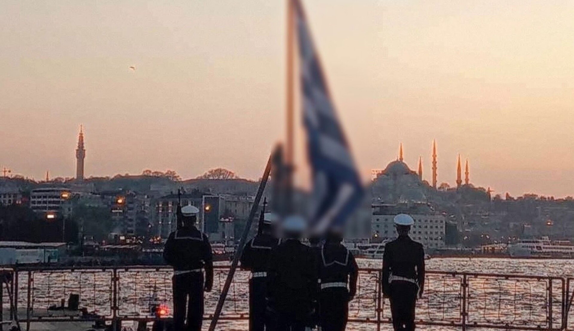 Το φυσάνε και δεν... κρυώνει οι Τούρκοι, για την έπαρση της ελληνικής σημαίας στην Κωνσταντινούπολη