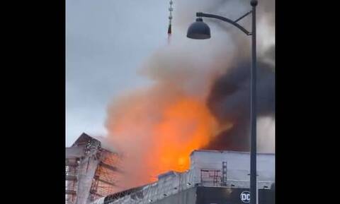 Σοκαριστικό βίντεο στη Δανία: Πώς σώθηκαν οι εργάτες από φωτιά στο παλιό Χρηματιστήριο Κοπεγχάγης