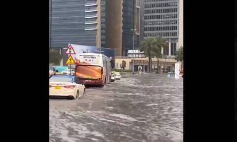 Ασυνήθιστες εικόνες σε Ντουμπάι: Κλειστοί δρόμοι και ακυρωμένες πτήσεις λόγω της σφοδρής κακοκαιρίας