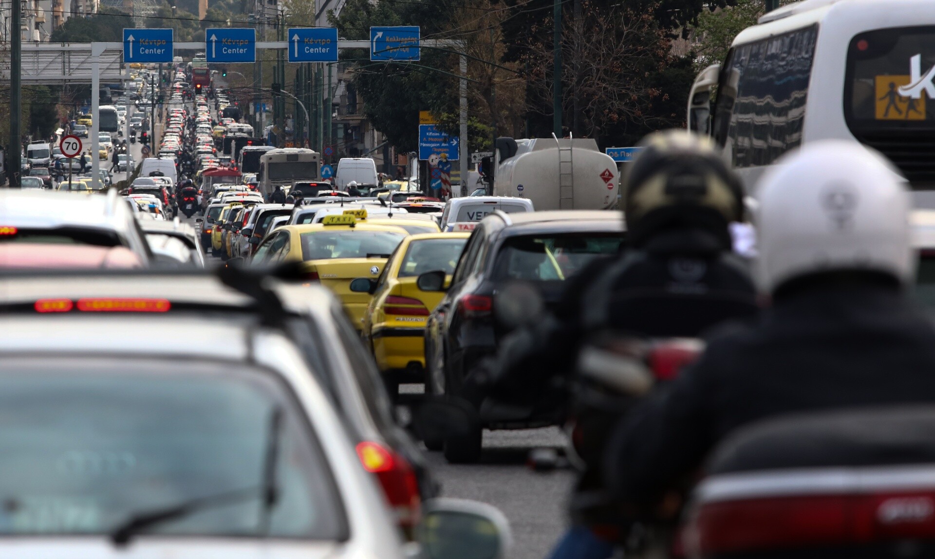 Στο «κόκκινο» η κίνηση: Απέραντο πάρκινγκ η Συγγρού και η Καλλιρόης