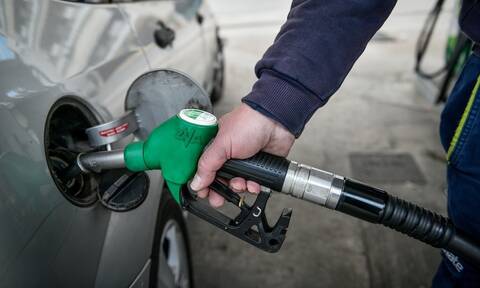 Καύσιμα: «Δεν θα δούμε σύντομα αποκλιμάκωση στις τιμές»