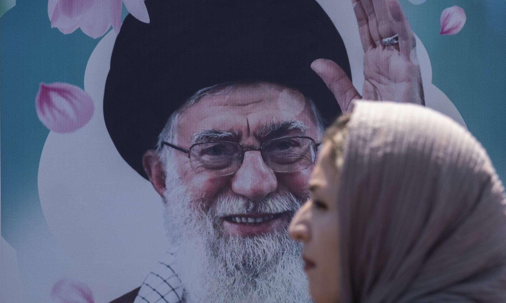 DW: Ποιος είναι ο ισχυρός ηγέτης του Ιράν Αγιατολάχ Χαμενεΐ