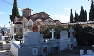 Θεσσαλονίκη: Χαμός σε κηδεία - Άρπαξε έναν μαρμάρινο σταυρό και χτύπησε γυναίκα στο κεφάλι