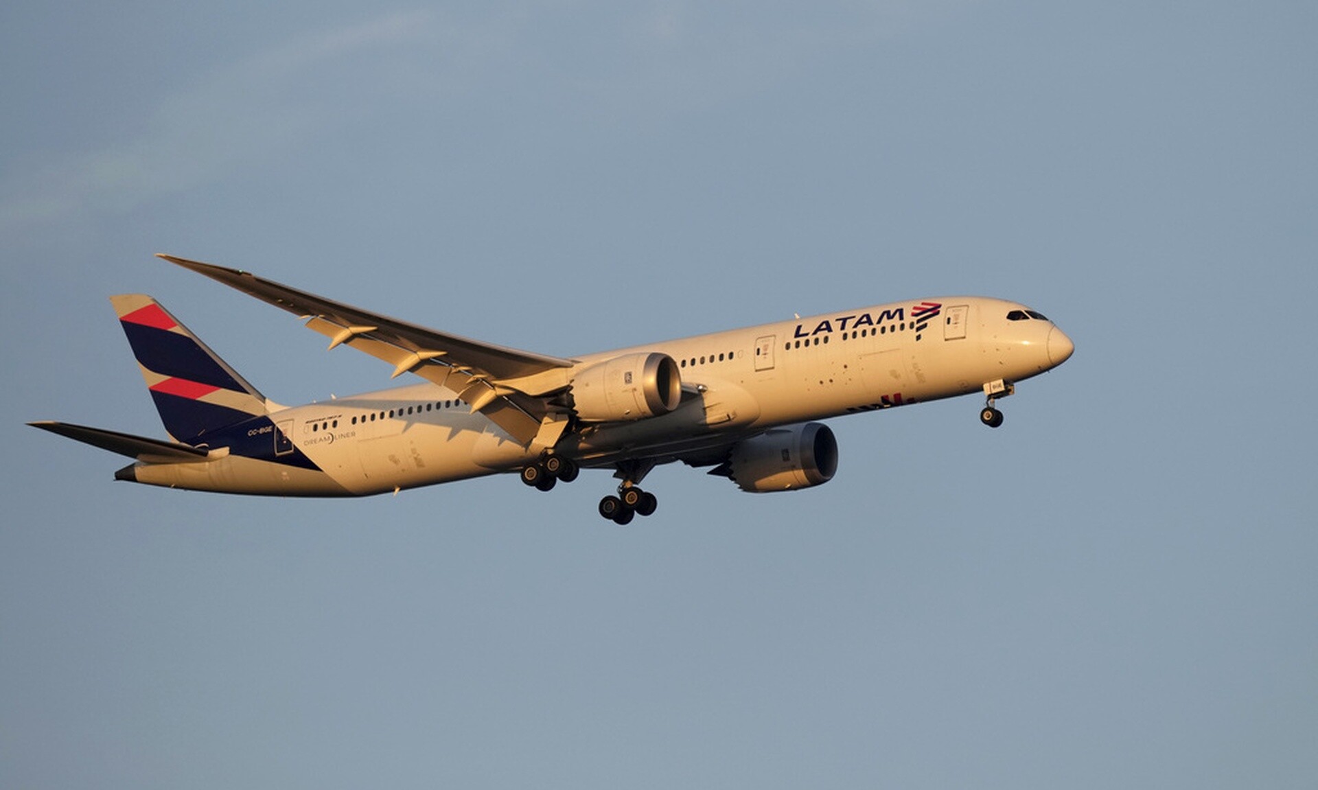 Χαμός με τα Boeing 787: «Θα μπορούσε να καταπέσει, αν δεν αντιμετωπισθούν τα προβλήματα»