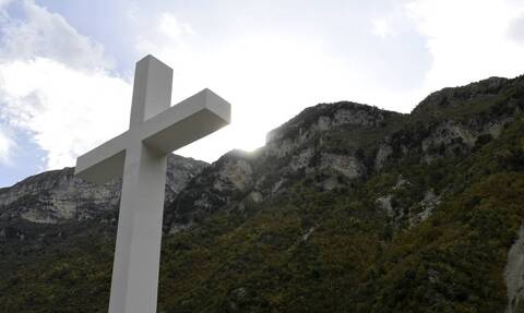Θεσσαλονίκη: Άνοιξε το κεφάλι της νύφης του με μαρμάρινο σταυρό σε κηδεία που πήρε από δίπλα τάφο!