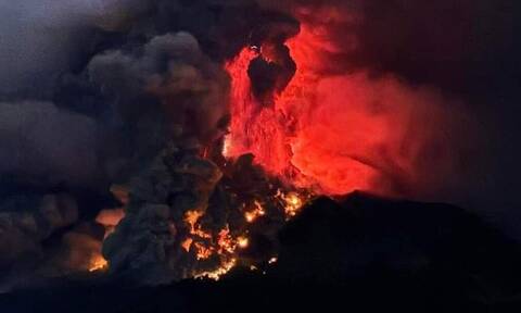 Ινδονησία: Έκρηξη ηφαιστείου εκκενώνει δύο χωριά - Εντυπωσιακές εικόνες