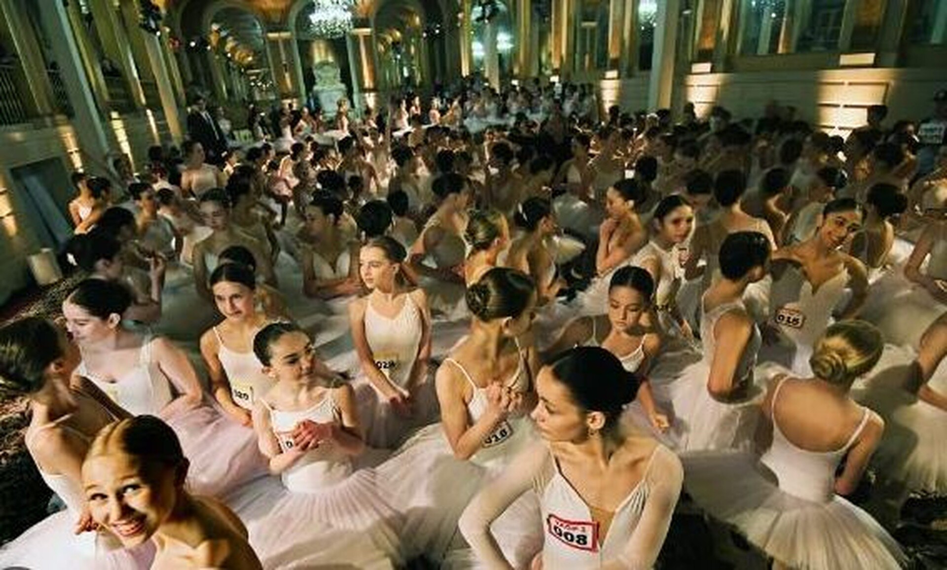 Νέο ρεκόρ Γκίνες: 353 μπαλαρίνες χόρεψαν ταυτόχρονα στο Plaza Hotel της Νέας Υόρκης