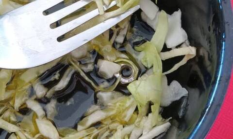 Απίστευτες εικόνες στην Κρήτη: Φοιτητής βρήκε στη σαλάτα του ένα ασυνήθιστο «παξιμάδι»