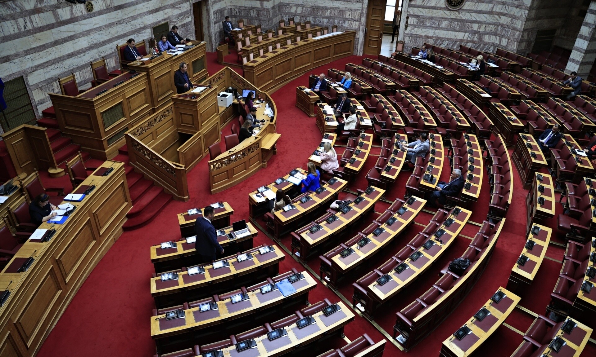 Βουλή: Ψηφίστηκαν η τροπολογία για το «Καλάθι των Νονών» και ο νέος φορολογικός κώδικας