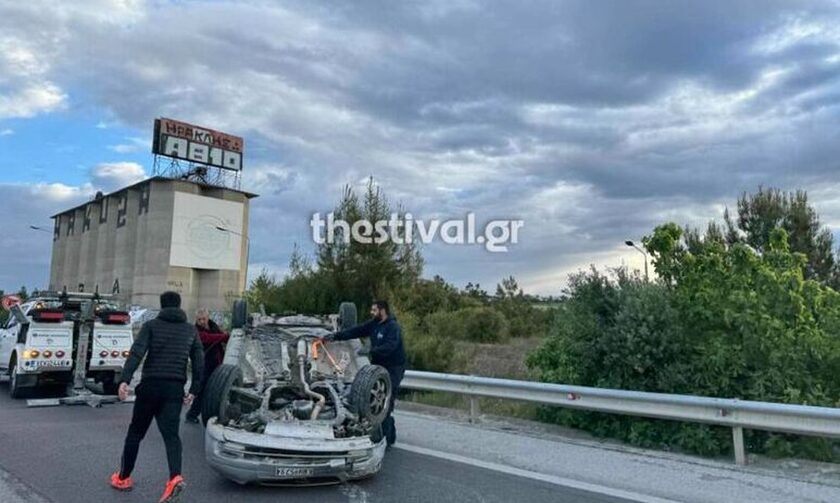 Θεσσαλονίκη: Αυτοκίνητο τούμπαρε στην Εθνική Οδό Θεσσαλονίκης – Νέων Μουδανιών