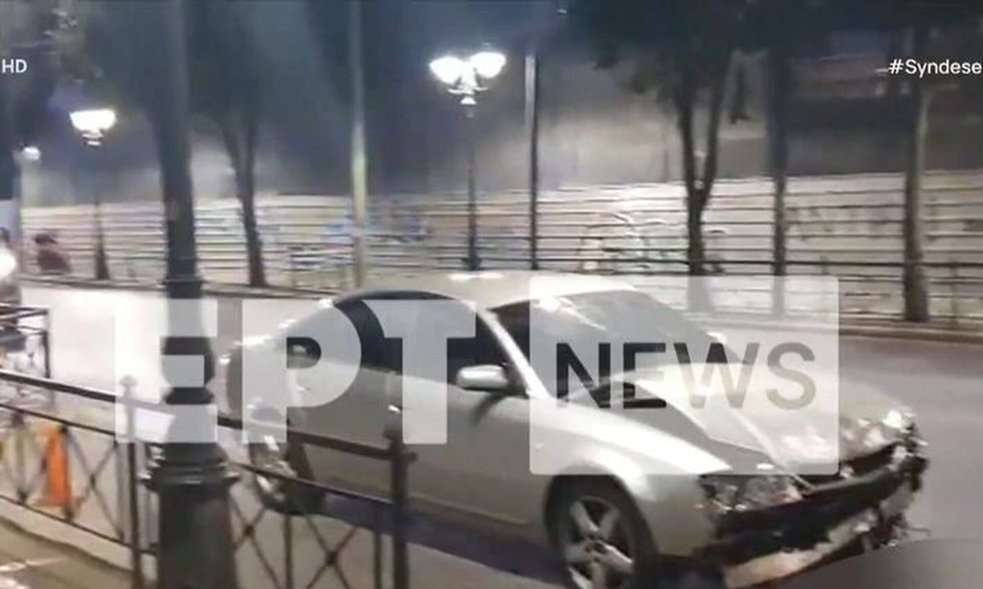 Τροχαίο ατύχημα στη Σταδίου: Αυτοκίνητο συγκρούστηκε με μοτοσικλέτα - Σε κρίσιμη κατάσταση ο οδηγός
