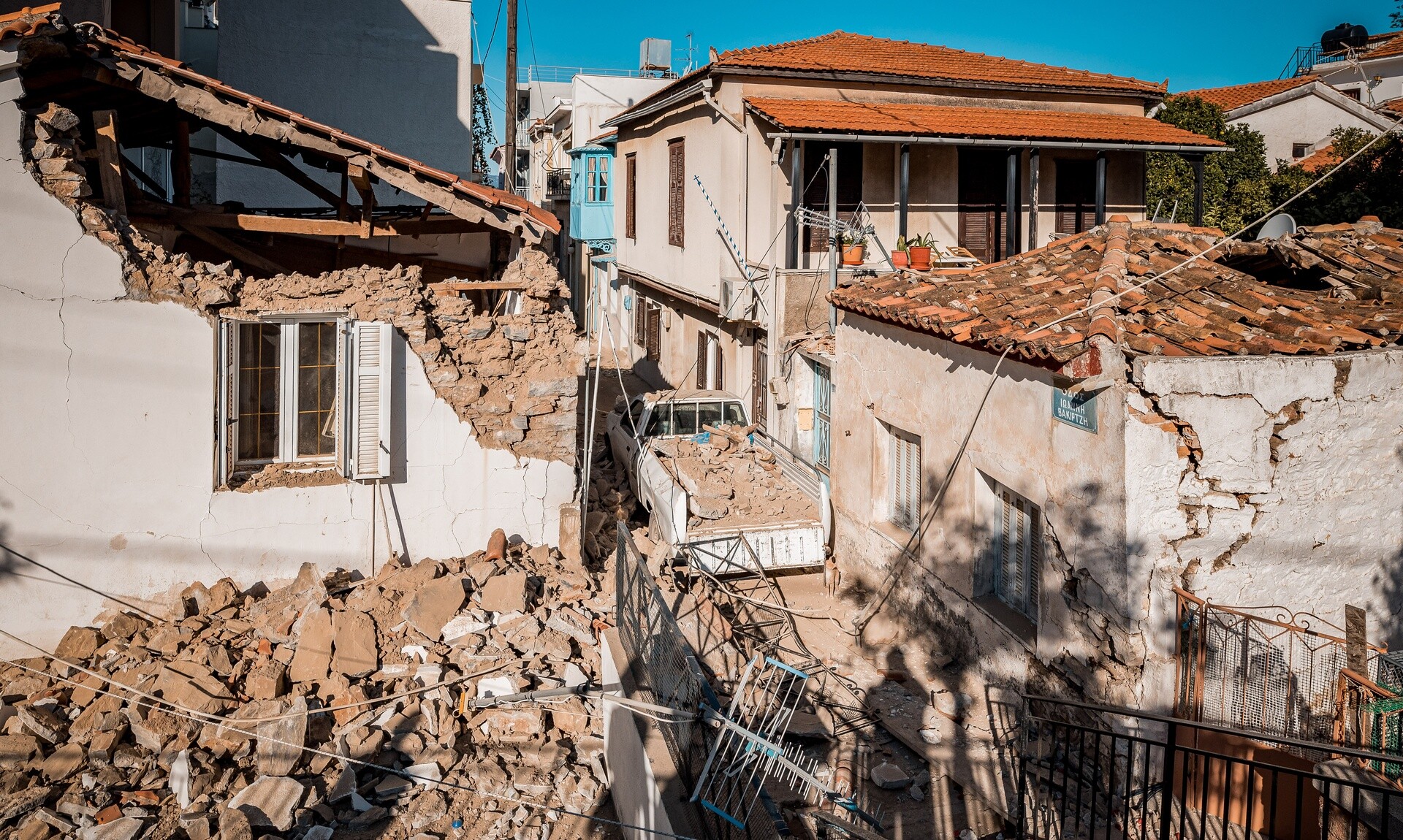 Σάμος: Σύσταση να αποφεύγονται κτίρια με βλάβες - «Έσπασε ρήγμα που δεν είχε σπάσει το 2020»