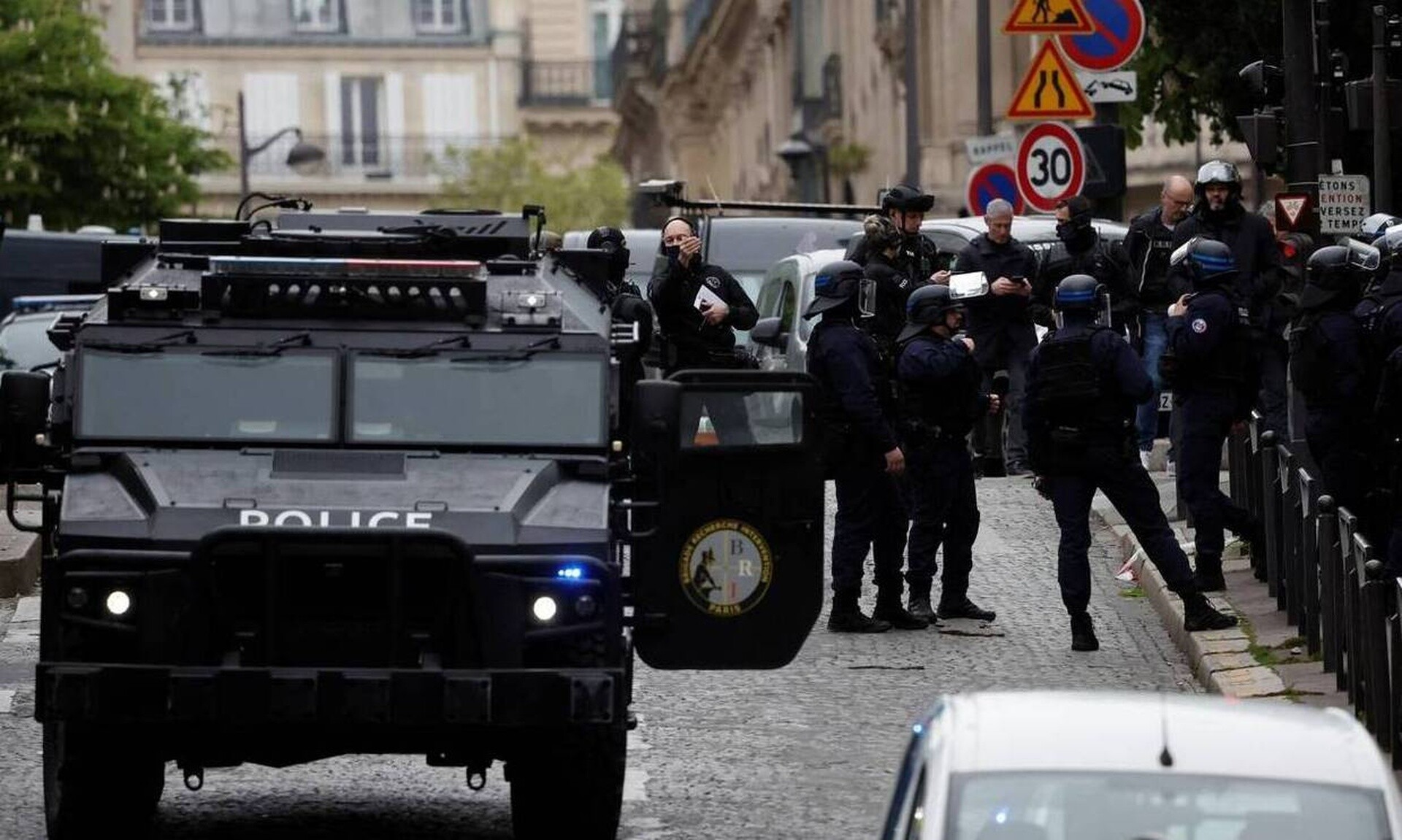 Συναγερμός στη Γαλλία: Ανδρας απειλεί να ανατιναχτεί στο ιρανικό προξενείο στο Παρίσι