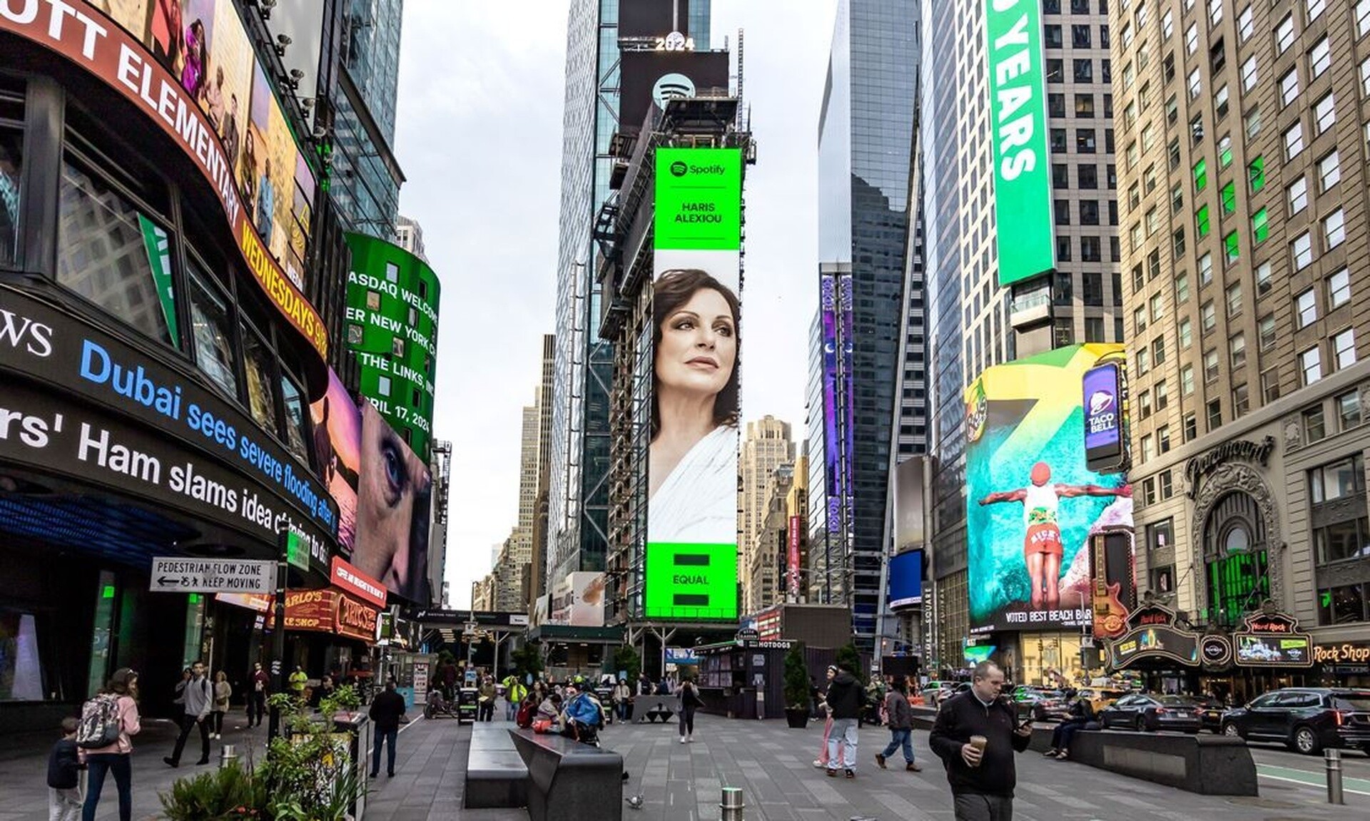 Η Χάρις Αλεξίου σε billboard στην Times Square της Νέας Υόρκης