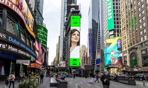 Η Χάρις Αλεξίου σε billboard στην Times Square της Νέας Υόρκης