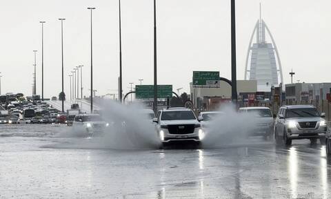 ΗΑΕ: Τέσσερις νεκροί από τις καταρρακτώδεις βροχές - Προβλήματα στο αεροδρόμιο του Ντουμπάι