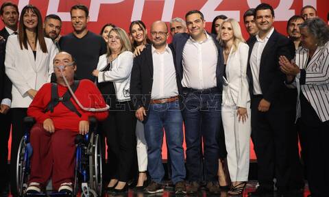 ΣΥΡΙΖΑ: Ο Κασσελάκης κάλεσε τον Τσίπρα στη σκηνή εν μέσω αποθέωσης – «Αλέξη, έλα πάνω»
