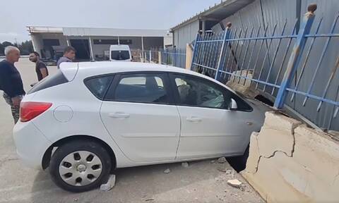 Κρήτη: Σφοδρό τροχαίο στο Τυμπάκι – Το αυτοκίνητο γκρέμισε τον μαντρότοιχο!