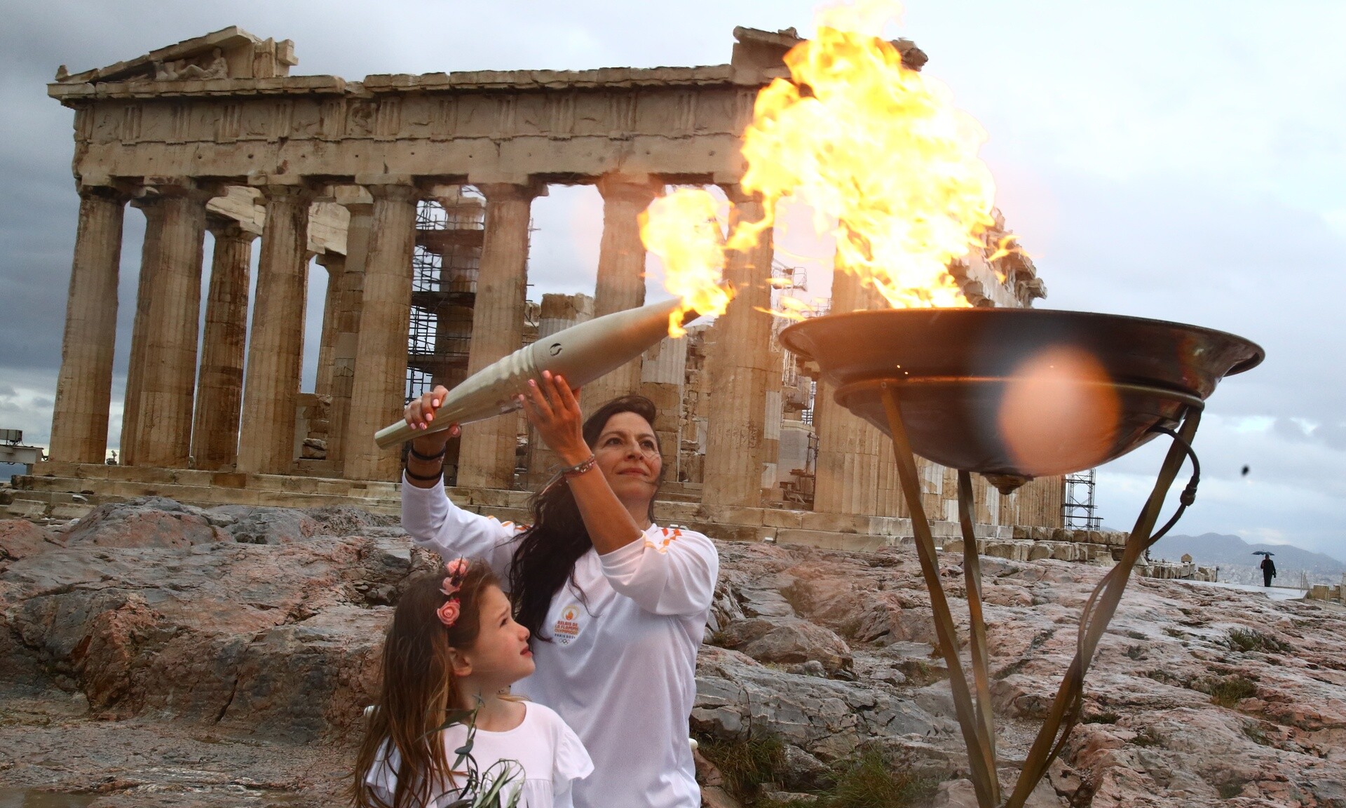 Ολυμπιακή Φλόγα: Έφτασε στην Αθήνα - Έλαμπε όλο το βράδυ στον βράχο της Ακρόπολης (φωτο)
