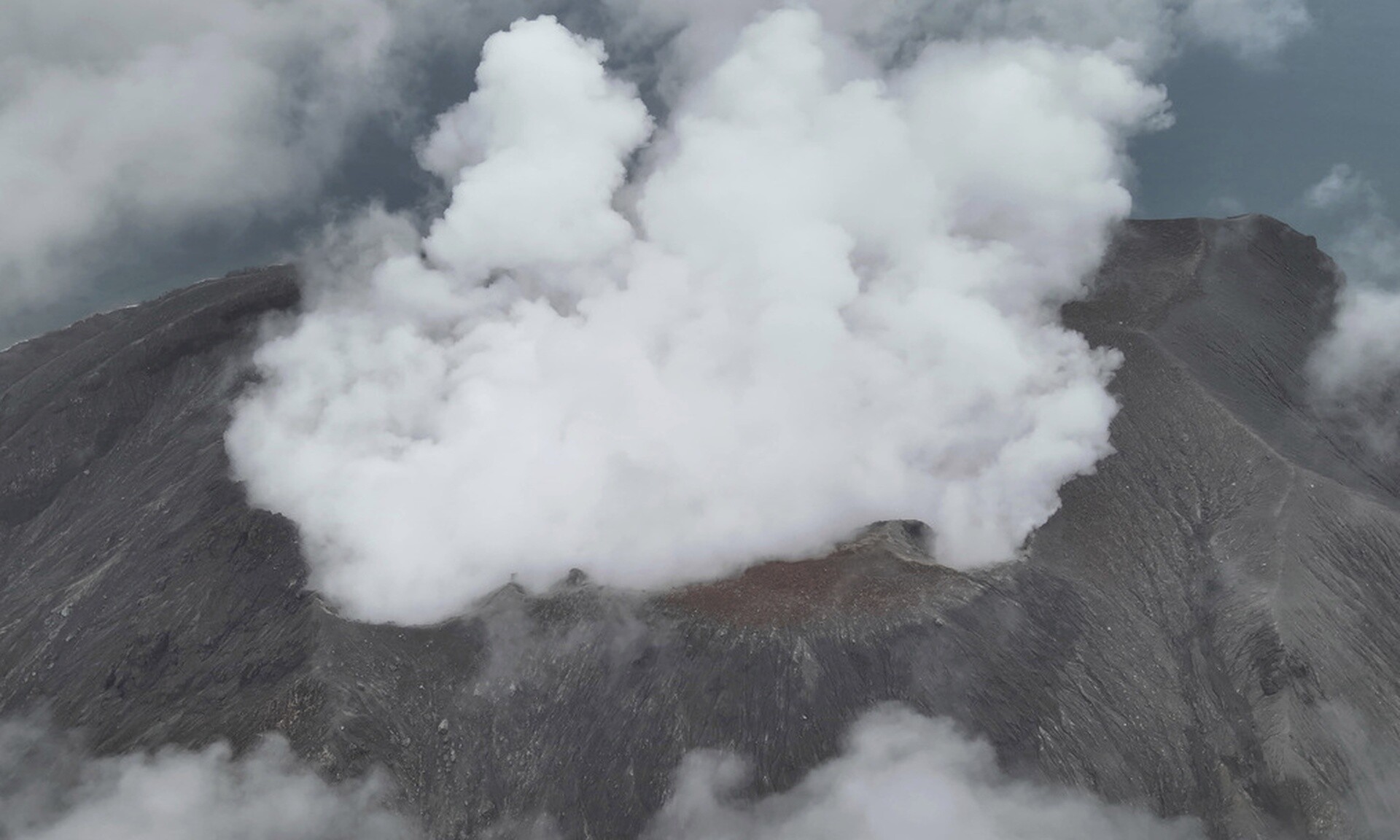 Τρόμος στην Iνδονησία: Ξύπνησε το ηφαίστειο στο «Δαχτυλίδι της Φωτιάς» - Συναγερμός για τσουνάμι