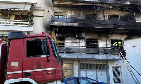 Στις φλόγες «τυλίχθηκε» διαμέρισμα πολυκατοικίας στη Ριζούπολη - Η πυροσβεστική απεγκλωβίζει πολίτες