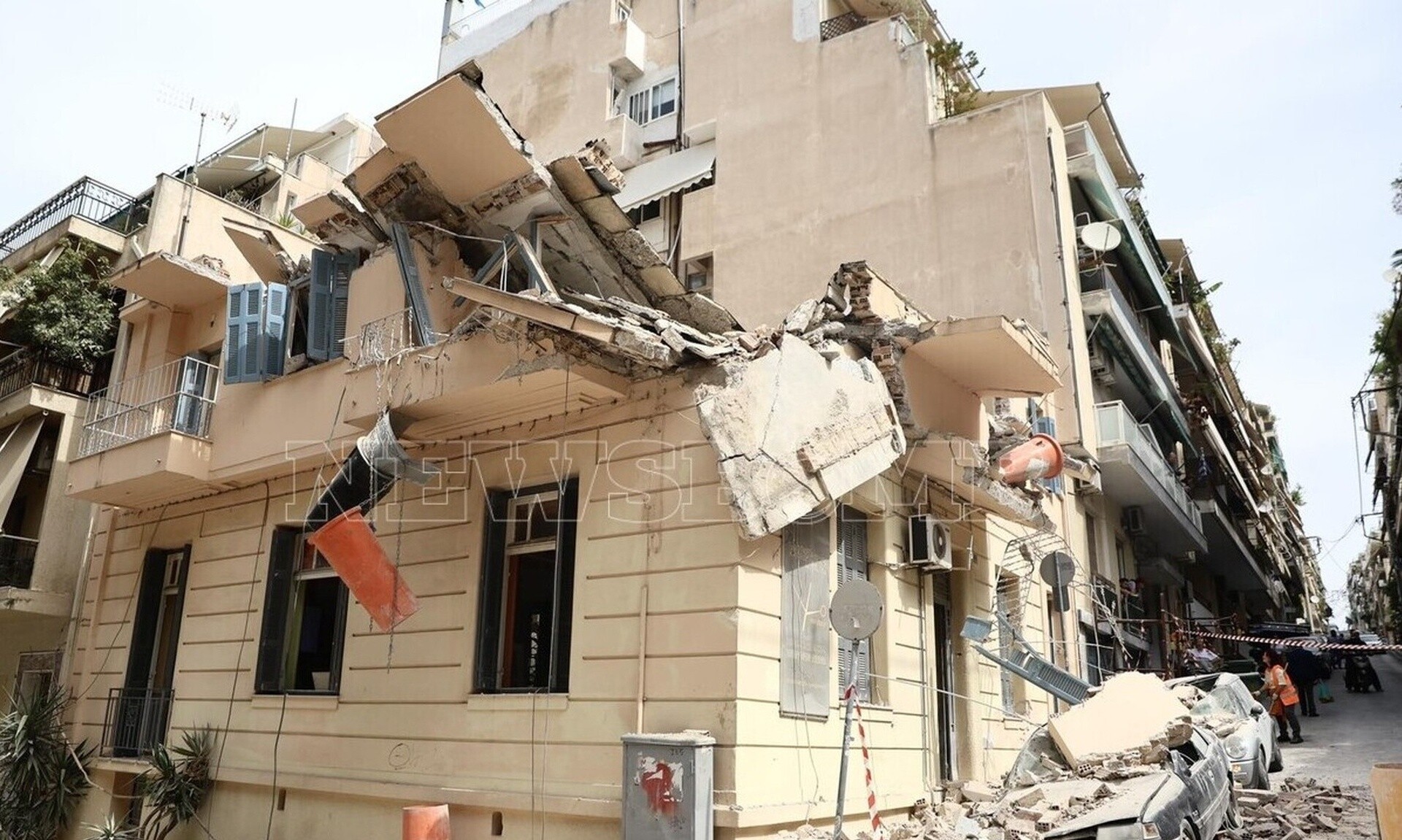 Κατάρρευση κτιρίου στο Πασαλιμάνι: Ο εργολάβος είχε άδεια μόνο για ελαιχρωματισμό