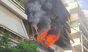 Η στιγμή που οι φλόγες «πνίγουν» διαμέρισμα στη Ριζούπολη
