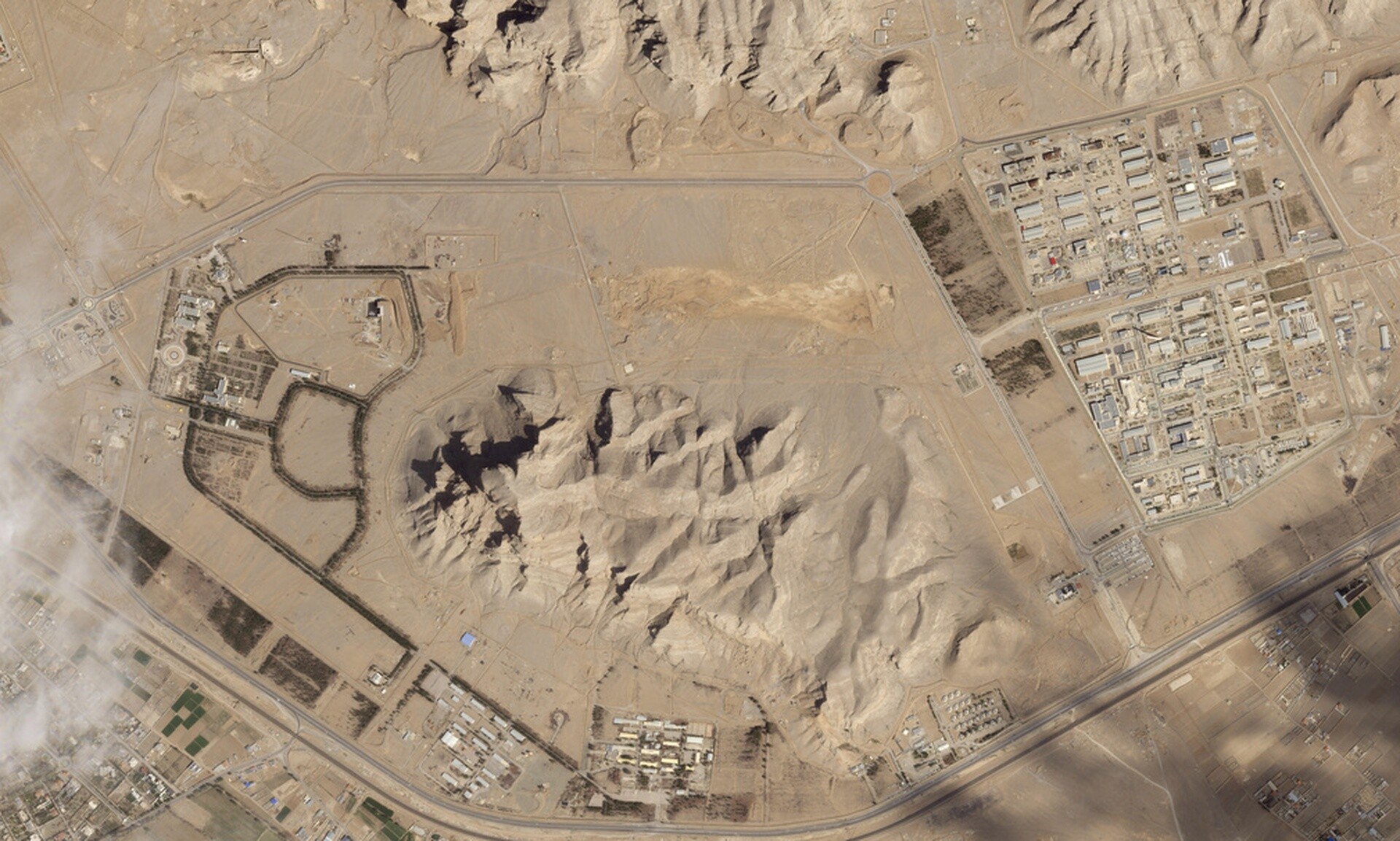 Επίθεση Ισραήλ στο Ιράν: Δορυφορικές φωτογραφίες από τη ζημιά στην αεροπορική βάση του Ισφαχάν