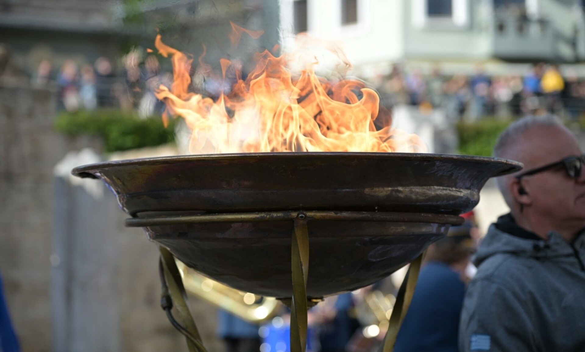 Λάρισα: Ενθουσιασμός και συγκίνηση στην άφιξη της Ολυμπιακής φλόγας στο Αρχαίο Θέατρο