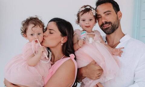 Σάκης Τανιμανίδης – Χριστίνα Μπόμπα: Η οικογενειακή φωτογραφία με τις δίδυμες