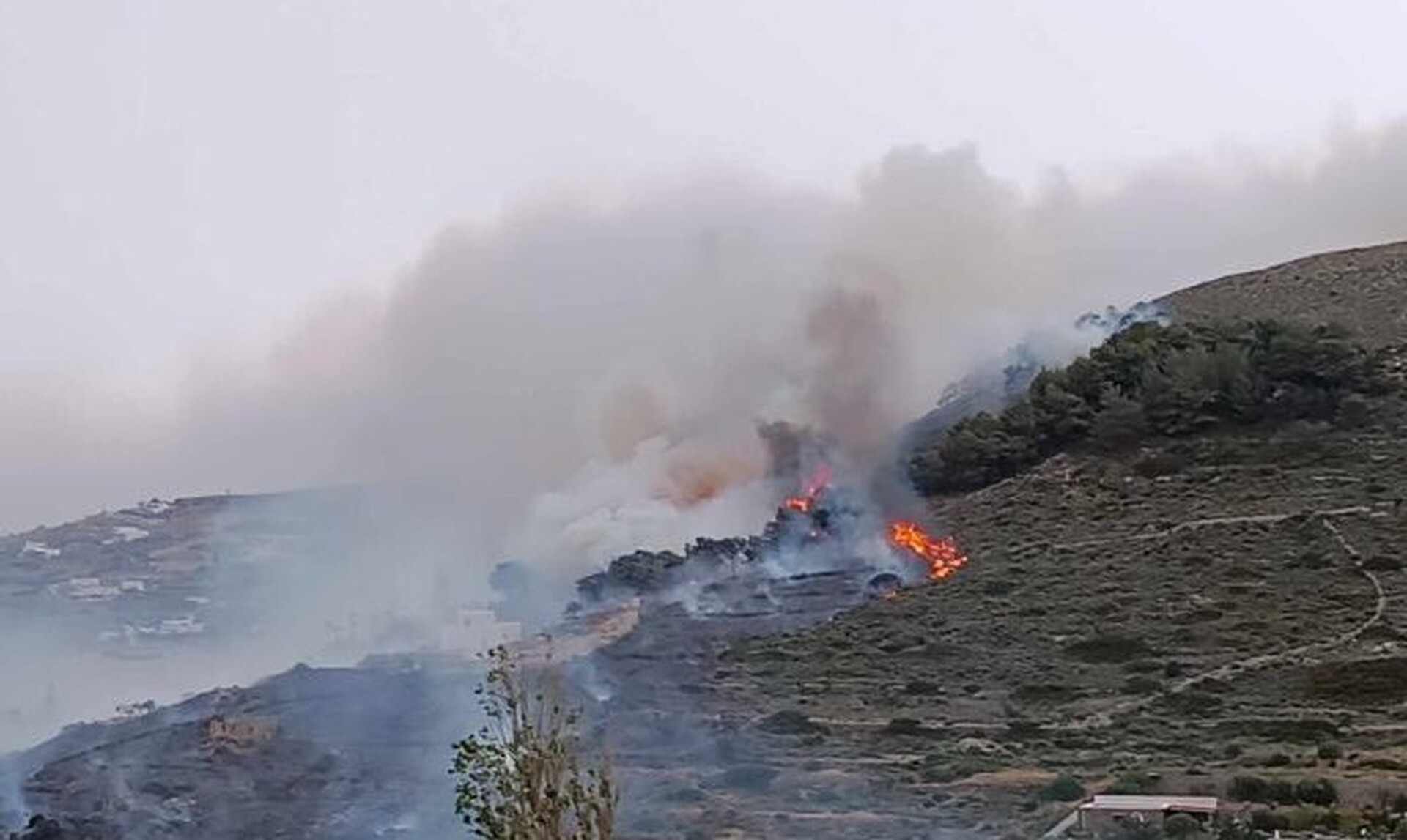 Πάρος: Ξέσπασε μεγάλη φωτιά κοντά στην Παροικιά - Ήχησε το 112, εκκενώνουν οι κάτοικοι