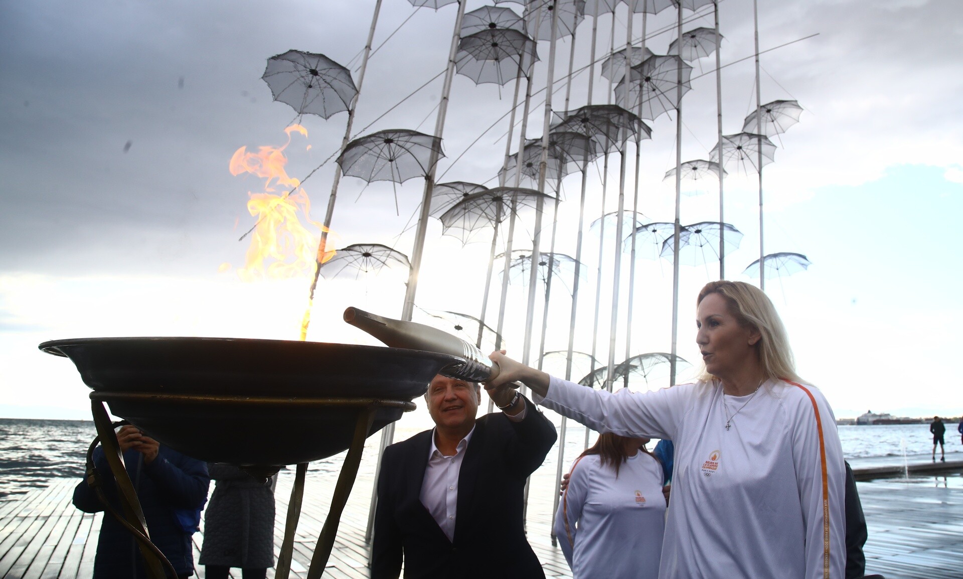 Θεσσαλονίκη: Εντυπωσιακές εικόνες από τη στιγμή που η Ολυμπιακή Φλόγα ανάβει στις Ομπρέλες