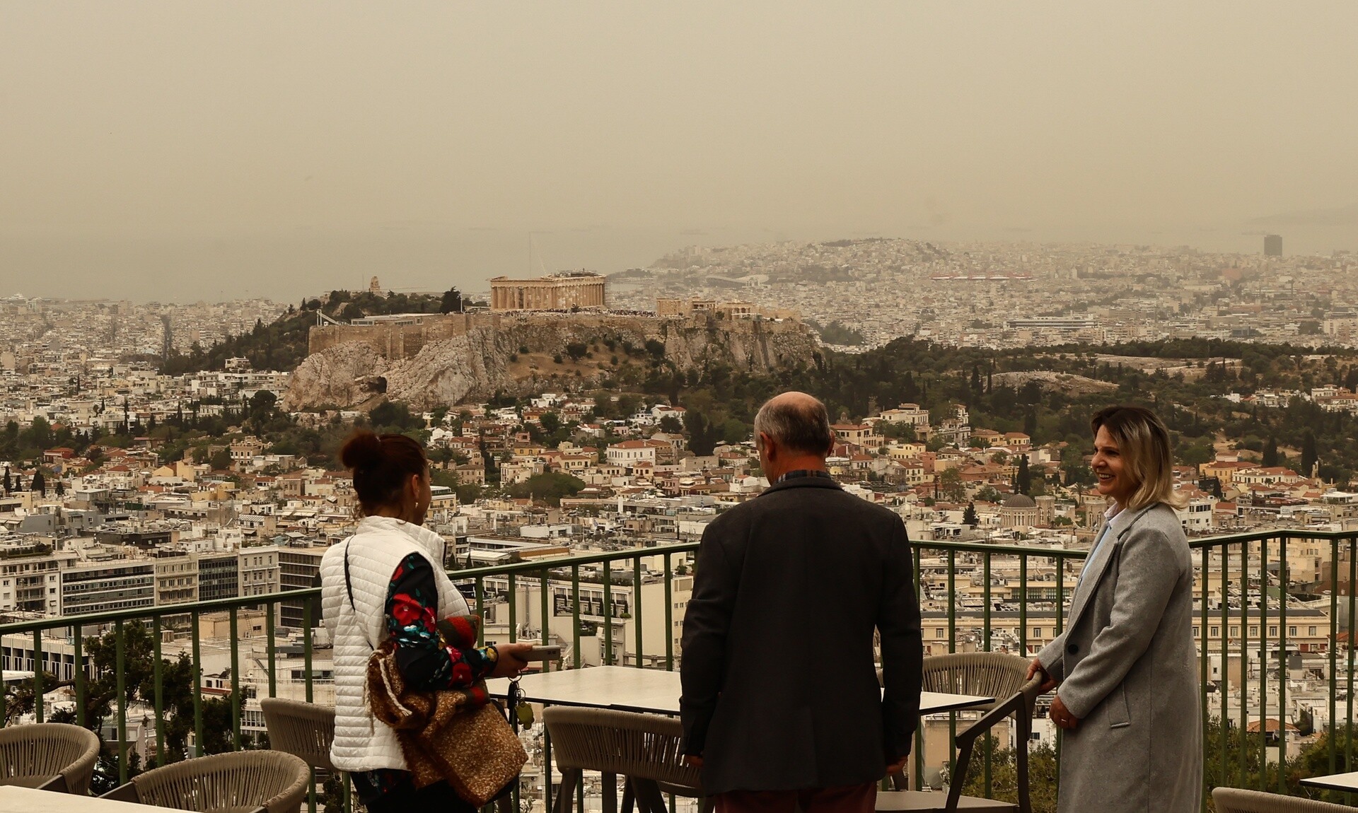 Καιρός: «Σκεπάστηκε» η Ακρόπολη από την αφρικανική σκόνη - Οι γιατροί εφιστούν την προσοχή