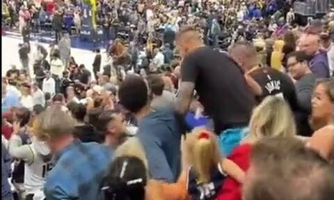 Χαμός στο NBA: Ο αδερφός του Γιόκιτς έριξε μπουνιά σε θεατή στο Νάγκετς – Λέικερς (video)