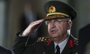 Ειρωνικό σχόλιο του Τούρκου υπουργού Άμυνας για τον Γερμανό πρόεδρο: «Ο άνθρωπος κόβει ντονέρ»