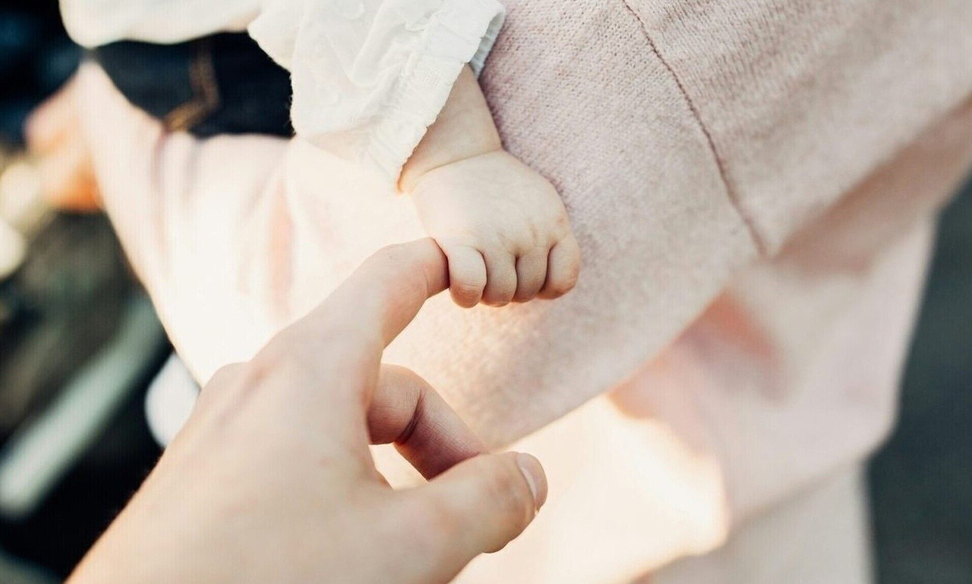 Επίδομα μητρότητας: Πότε καταβάλλεται η πρώτη δόση - Τα ποσά με παραδείγματα
