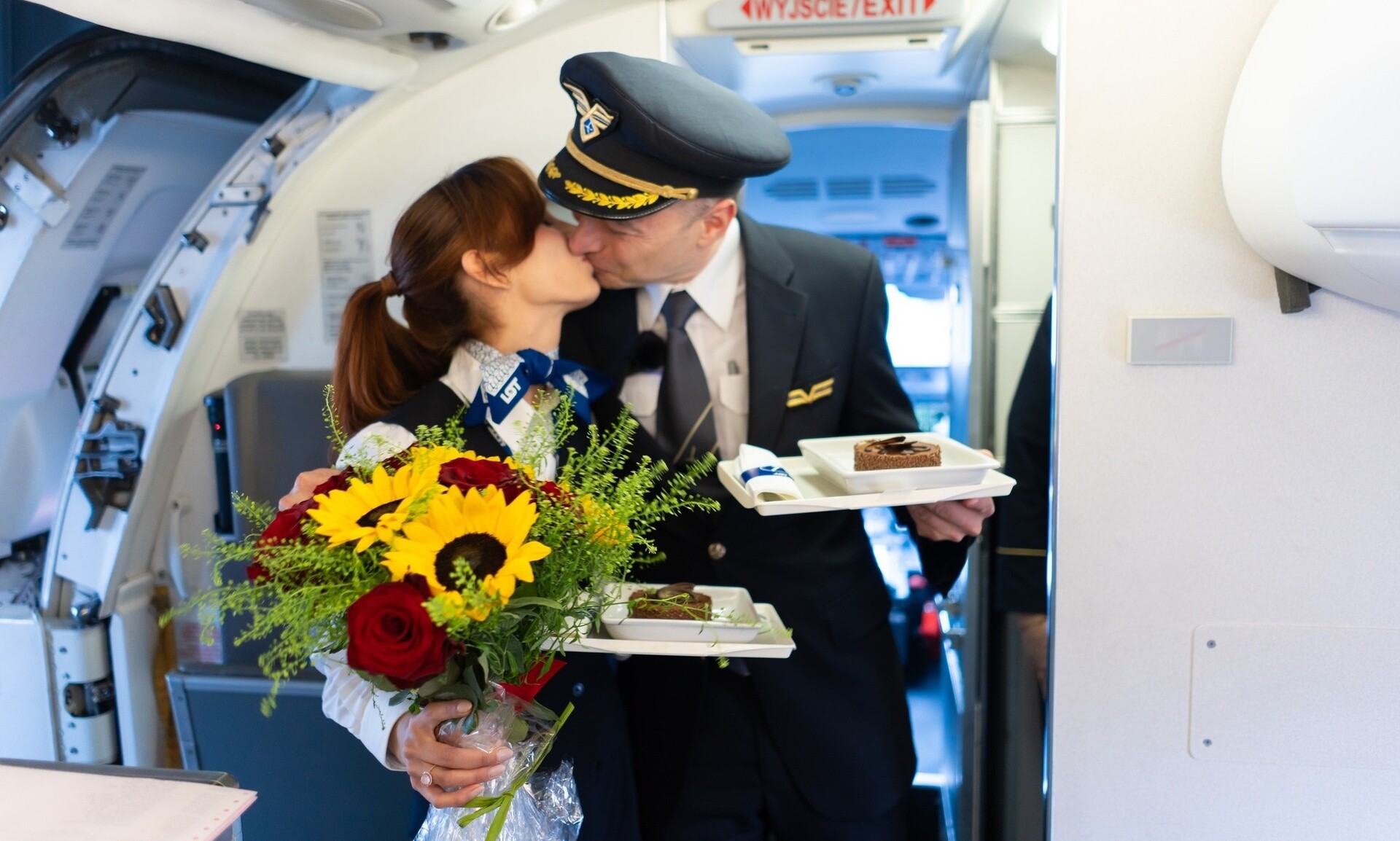 Πολωνία: Πιλότος έκανε πρόταση γάμου στην αεροσυνοδό σύντροφό του στη διάρκεια πτήσης (vid)