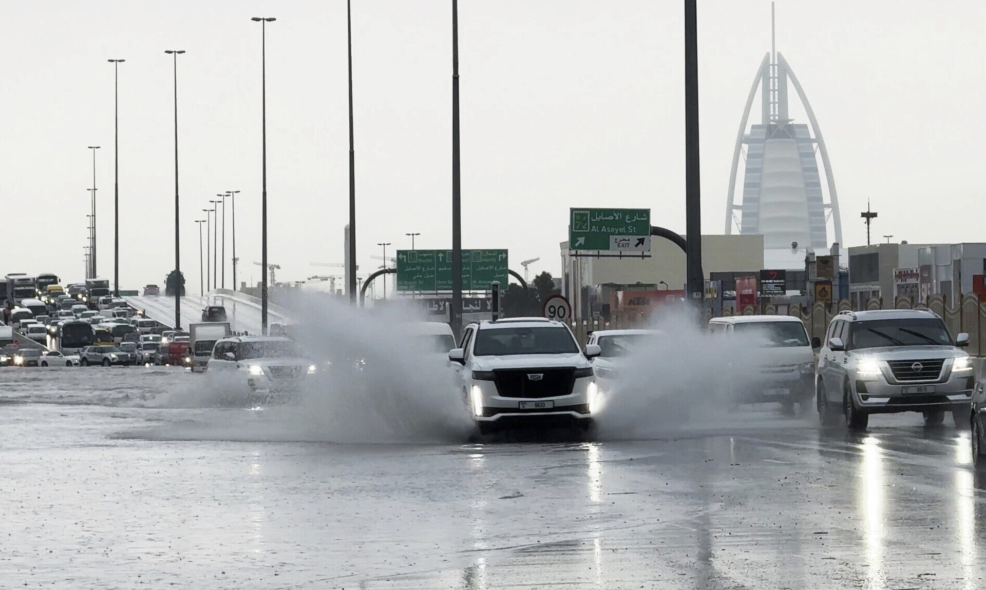Μετά τις πλημμύρες στο Ντουμπάι άνθρωποι αρρωσταίνουν από το «ακάθαρτο νερό»