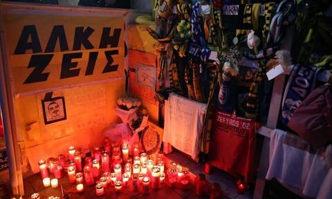 Ενοικιάστηκε το κατάστημα στο σημείο δολοφονίας του Άλκη: «Νιώθουμε θλίψη που αποσύρουμε το μνημείο»