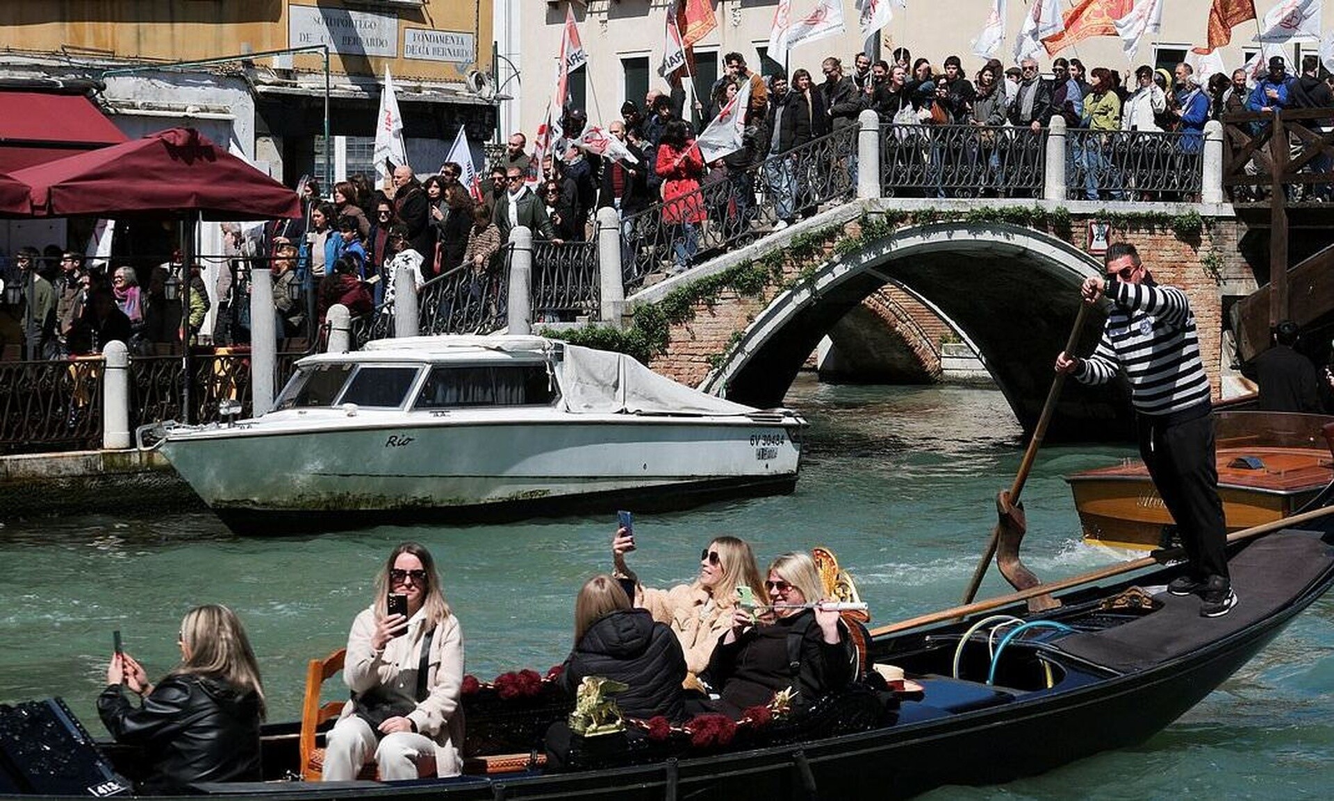 Βενετία: Διχάζει ο «τουριστικός φόρος» των 5 ευρώ - Συγκρούσεις αστυνομίας και κατοίκων