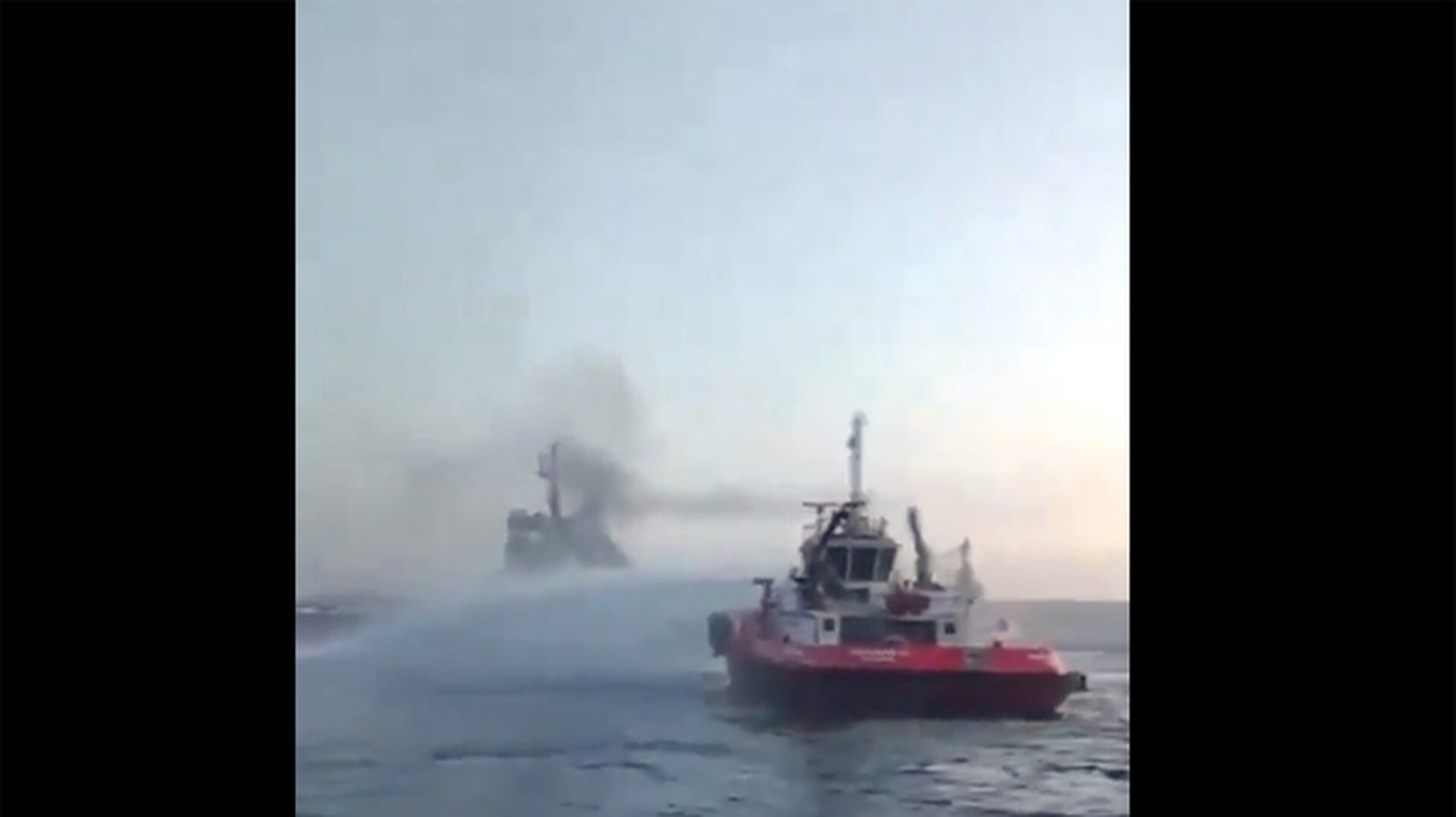 Δαρδανέλια: Φλέγεται εμπορικό πλοίο - Έκλεισαν προσωρινά τα στενά