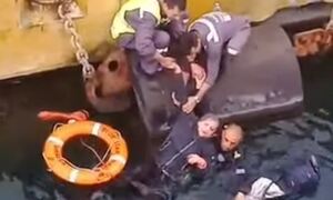 Γυναίκα βρέθηκε στη θάλασσα στο λιμάνι του Πειραιά – Την έσωσαν στελέχη του Λιμενικού