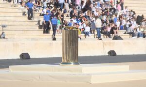 Παναθηναϊκό Στάδιο: Σε εξέλιξη η παράδοση της Ολυμπιακής Φλόγας στους Γάλλους - LIVE