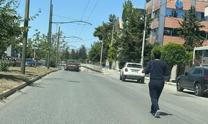 Χαλάνδρι: Νεαρός περπατάει στη μέση του δρόμου - Αρνείται να φύγει παρά τις παραινέσεις οδηγών (pic)