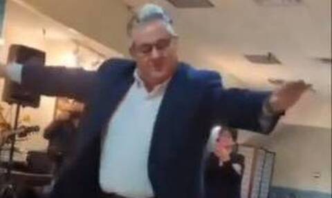Ο Δημήτρης Κουτσούμπας χόρεψε ζεϊμπέκικο σε συνάντηση με Έλληνες της διασποράς στην Αστόρια