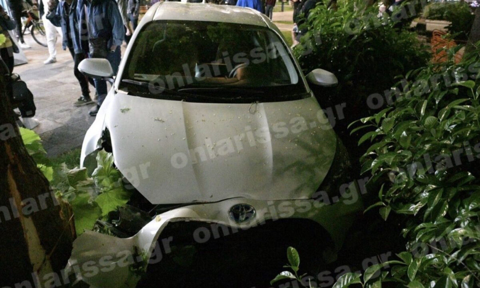 Απίστευτο τροχαίο στο κέντρο της Λάρισας: Αυτοκίνητο «προσγειώθηκε» σε άνδρα που καθόταν σε παγκάκι