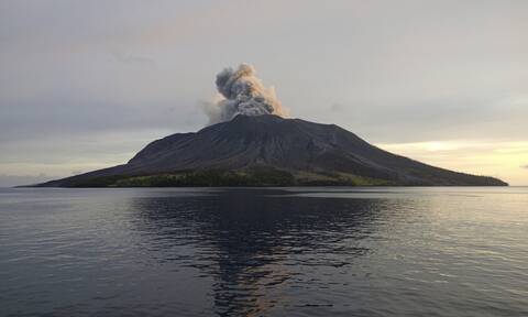 Συναγερμός στην Ινδονησία: Εξερράγη ξανά το ηφαίστειο Ρουάνγκ - Έκλεισε διεθνές αεροδρόμιο