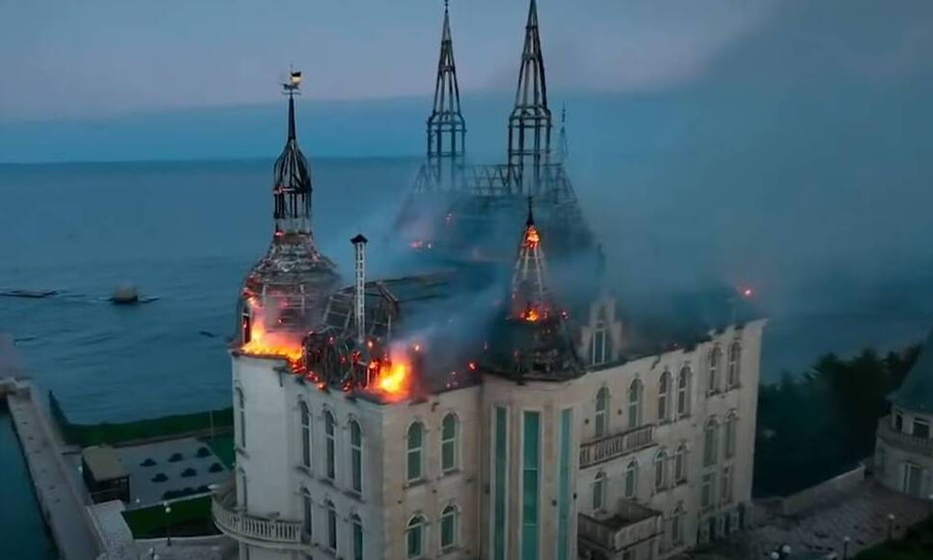 Ουκρανία: Μεγάλη φωτιά στο «κάστρο του Χάρι Πότερ» στην Οδησσό - Πέντε νεκροί
