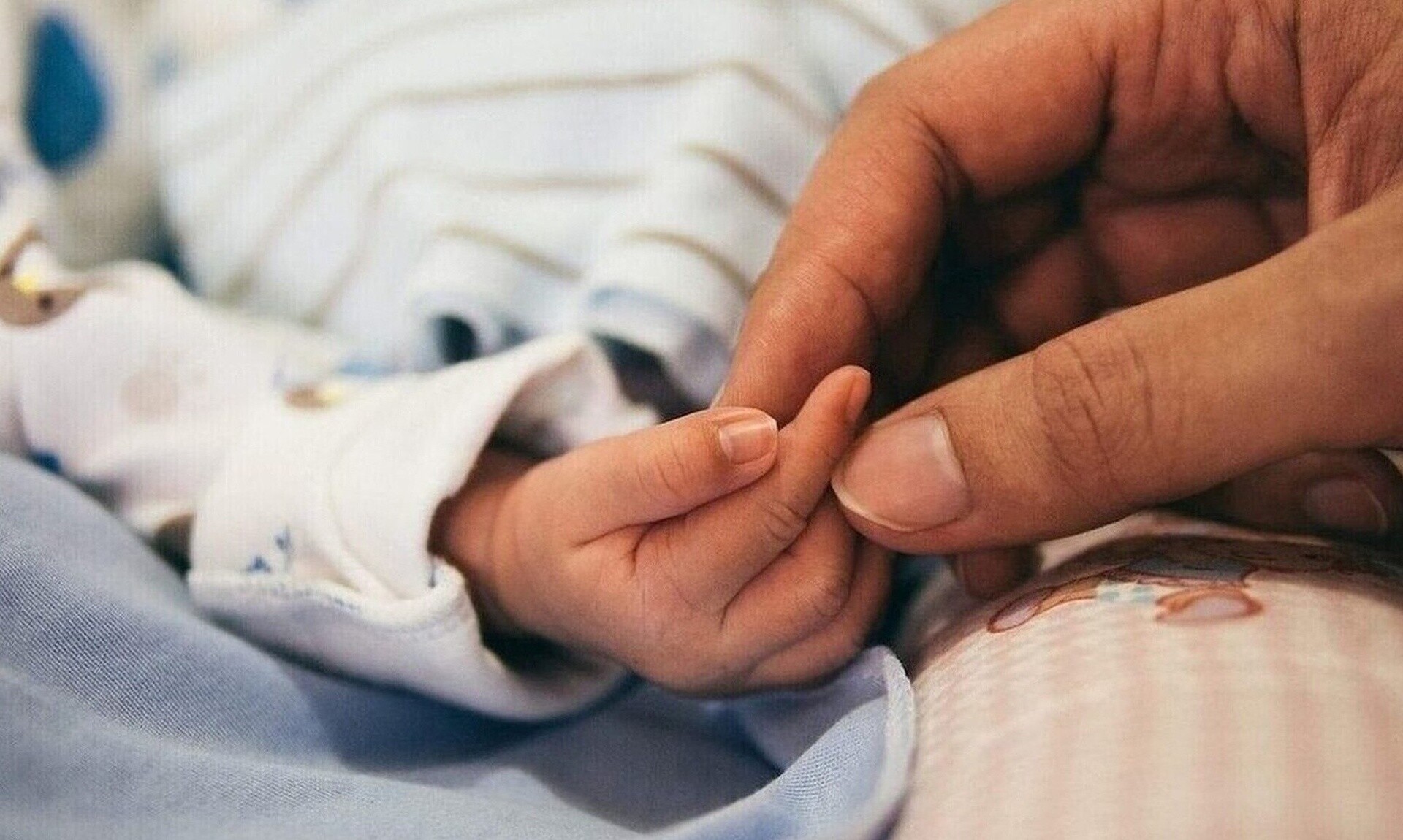 Επίδομα γέννησης: Καταβάλλονται τα αναδρομικά της ενίσχυσης στις δικαιούχες
