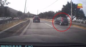 Απίστευτο βίντεο από τη λεωφόρο Κατεχάκη: Αυτοκίνητο διαλύεται εν κινήσει και ο οδηγός... συνεχίζει